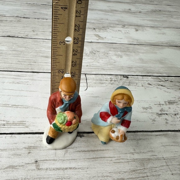 LEFTON COLONIAL Christmas Village figures set of 2 Man basket 1996 woman pie - Picture 3 of 4